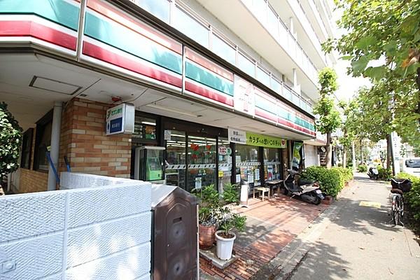 【周辺】セブンイレブン川崎生田東店まで568m、コンビニエンスストアは、お買い物はもちろん、銀行のキャッシュディスペンサーや宅急便・チケット販売もありとても便利ですね！