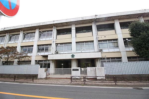 【周辺】川崎市立稲田中学校まで971m、昭和22年開校、創立70周年の歴史ある中学校。学校教育目標　「基礎的能力をもつ有用な社会人の育成」です。