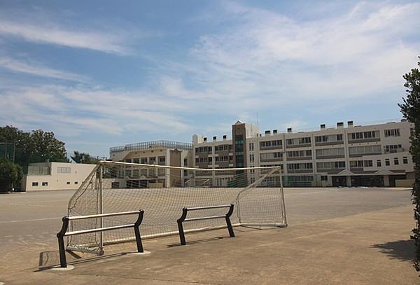 【周辺】川崎市立中野島中学校まで445m、昭和35年に開校した歴史のある学校。人権尊重教育を基盤とし教育目標を目指す。