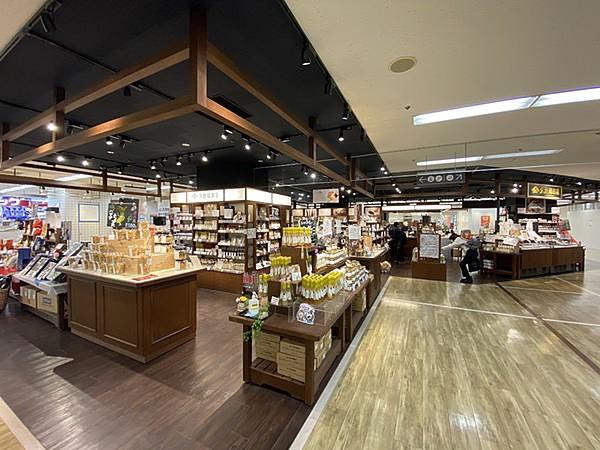 【周辺】久世福商店まで679m、 日本全国から集めたおいしいものや、和風モダンな食器や雑貨など、店内所狭しと並んでいます。