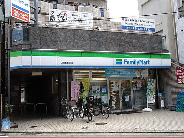 【周辺】ファミリーマート八尾北本町店まで219m、【24時間営業】駐車場有、ATM有、酒・たばこ取り扱い有