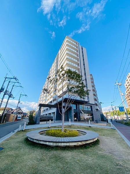 【外観】ＪＲ京都線「高槻」駅徒歩15分の立地総戸数181戸のマンションです。分譲会社は日本エスコン、施工は大豊建設です。