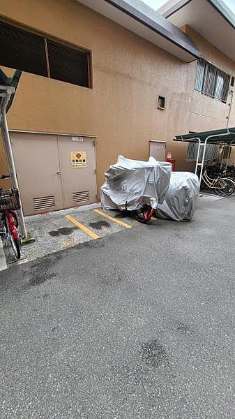 【駐車場】バイク置場もありますので大切なバイクをゆったりと置くことができますね！