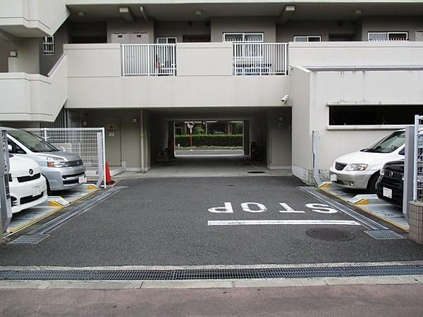 【駐車場】駐車場出入口です。駐車場月額１５，３００円～１９，８００円です（空き状況は随時管理事務所に確認が必要です）