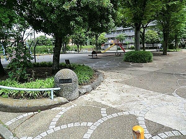 【周辺】神奈川通公園まで577m、京急神奈川新町の駅からすぐの公園。遊具で遊びながら色々な京急線が見られるので電車好きの子にオススメです。