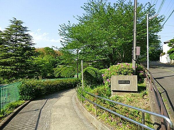 【周辺】奈良町第二公園まで1203m、サクラがたくさんある公園です。水飲み、ベンチ、砂場、健康遊具、ブランコ、鉄棒があります。