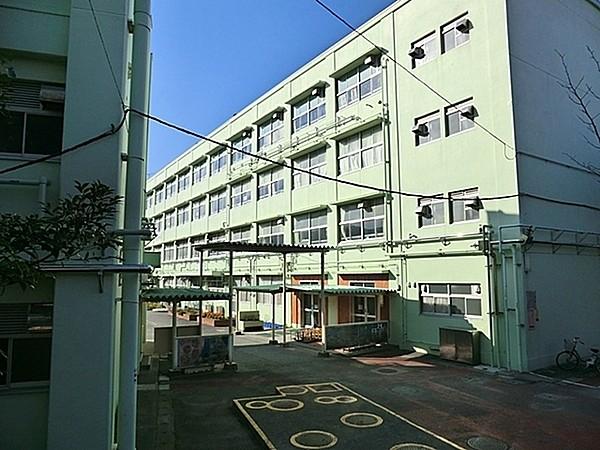 【周辺】横浜市立篠原西小学校まで821m、すこやかサークルという、地域の幼保小中高の交流がさかんで、雰囲気が良い