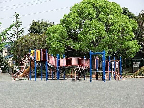 【周辺】渡田新町公園まで399m、住宅街の十分な広さの公園です。ブランコ・滑り台などの遊具があり、ベビーカーで入れますので、小さなお子様も楽しめます。