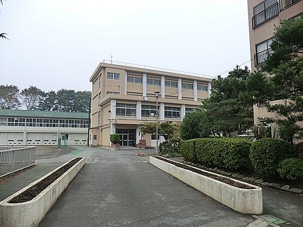 【周辺】横浜市立三ッ沢小学校まで607m、横浜駅から一駅という街中の学校で戦中、戦後と人々の心のよりどころとなってきた中で地域から大切にされている学校です