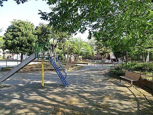 【周辺】榎戸公園まで606m、大きな広場にブランコ、滑り台、お砂場がある住宅街の中の公園。