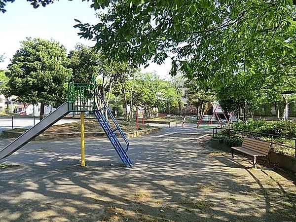 【周辺】榎戸公園まで402m、大きな広場にブランコ、滑り台、お砂場がある住宅街の中の公園。