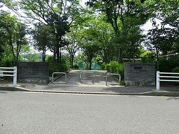 【周辺】六浦大道公園まで1408m、野球グラウンドを囲う形の公園です。遊具は少ないですが野球など見ながら遊べます。