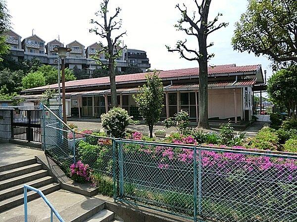 【周辺】横浜市杉田保育園まで2026m、小高い丘の上にある60名定員の小さく可愛らしい保育園。子供達はみな元気いっぱいで明るくのびのびと生活しています。