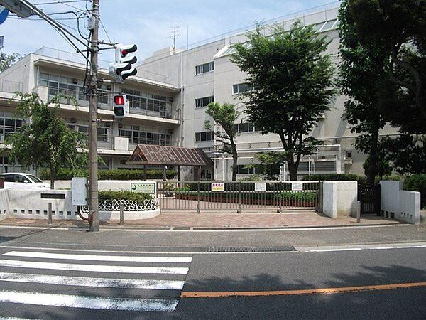 【周辺】横浜市立北方小学校まで296m、明治6年2月創立　笑顔とやさしさがあふれる小学校