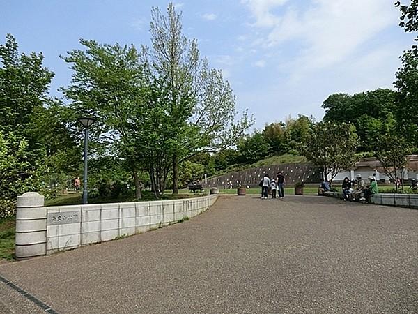 【周辺】奈良山公園まで2720m、広い芝生広場があり、とても開放的な公園です。