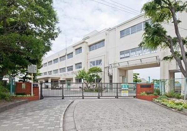 【周辺】横浜市立港南台第一小学校まで431m、学校教育目標：みがき　認め合う　輝く　一小の子