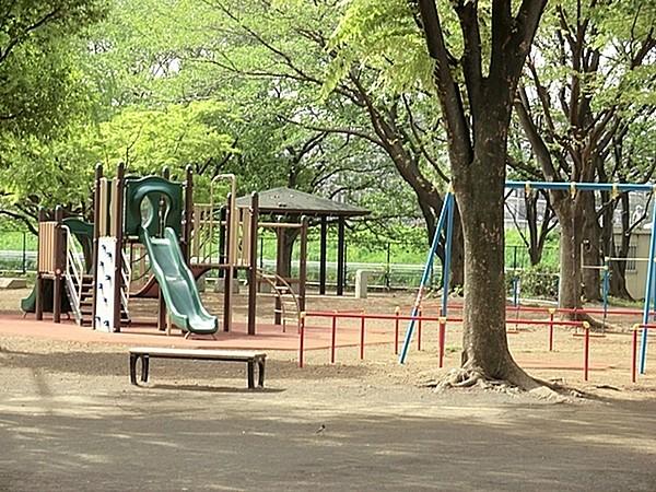 【周辺】佐江戸公園まで1699m、あおむしのような形をしたスプリング遊具などがあります。砂場やブランコ、健康遊具、スポーツグランドもあります。