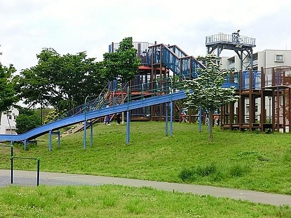 【周辺】蒔田公園まで1321m、広い芝生広場と大きなコンビネーション遊具で遊べる公園です。