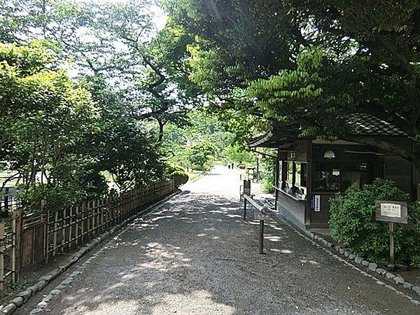 【周辺】三渓園まで1150m、17.5haの敷地に17棟の日本建築が配置されている。園内にある臨春閣や旧燈明寺三重塔など10棟は重要文化財に指定。