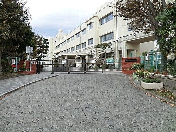 【周辺】横浜市立港南台第一小学校まで381m、学校教育目標：みがき　認め合う　輝く　一小の子