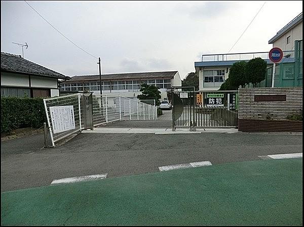 【周辺】横浜市立南本宿小学校まで841m、輝けいのち　のばそう力　みんな大好き　南本小自ら学び、考えを深め、伝え合おうとする子を育てます。