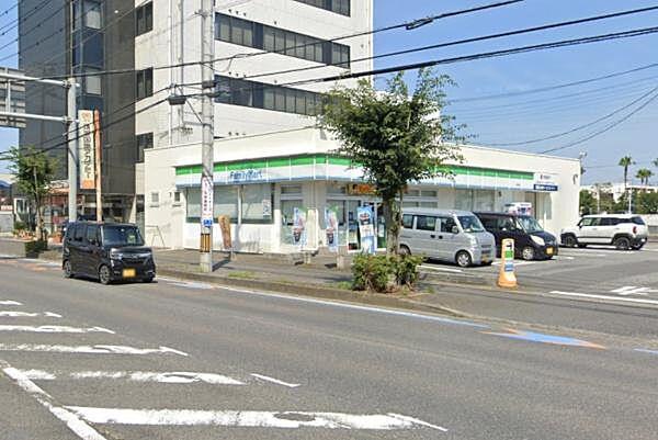 【周辺】ファミリーマート土浦駅東店まで900m、24時間営業で日々の生活に便利なコンビニ。