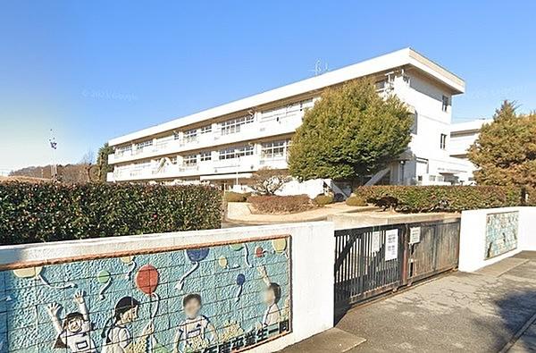 【周辺】野田市立山崎小学校まで1113m、お子さまを育む学校が身近にあります。お子さまの通学も安心です。