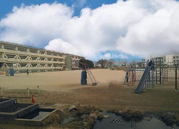 【周辺】日立市立助川小学校まで550m、お子さまを育む学校が身近にあります。お子さまの通学も安心です。