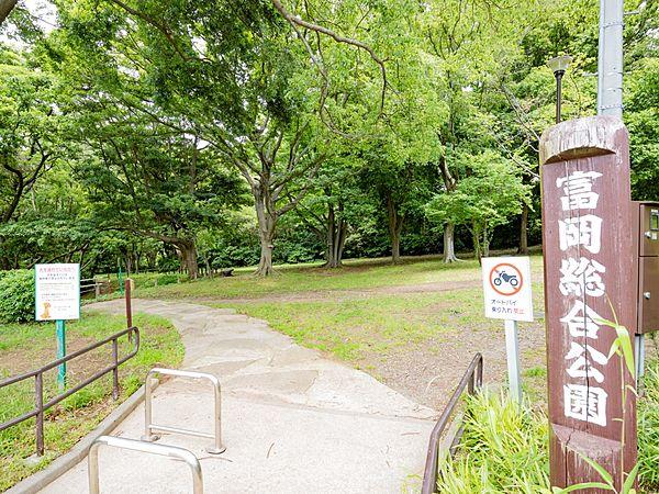 【周辺】富岡総合公園　500m　海の景色も山の景色も楽しめる公園。運動広場、見晴台、牡丹園等があり、春には満開の桜が楽しめます。 