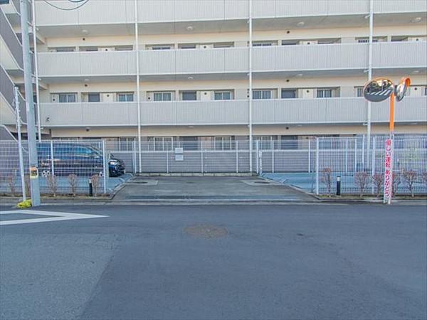 【駐車場】お車の出し入れがし易いゆったりとしたレイアウトの敷地内駐車場。