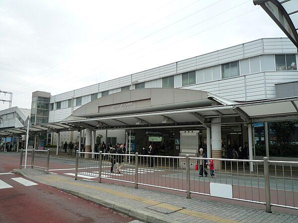 【周辺】あざみ野駅（東急田園都市線）　400m　急行停車駅。渋谷までの所要時間は急行乗車で約20分、ＪＲ線が乗り入れる長津田駅までは約7分。 