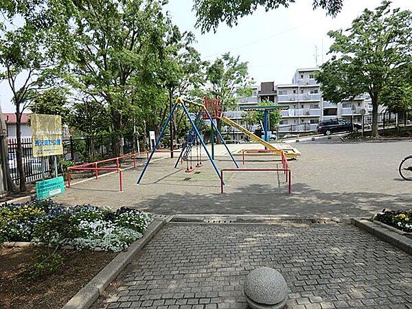 【周辺】長沢諏訪公園　1400m　広々とした公園。遊具は日陰の場所にあり、日差しが強い季節も過ごしやすく遊べます。   