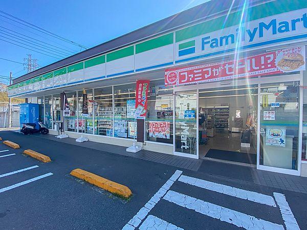 【周辺】ファミリーマート 金沢富岡店　270m　近くにあるとちょっとした買い物にも便利ですね。 
