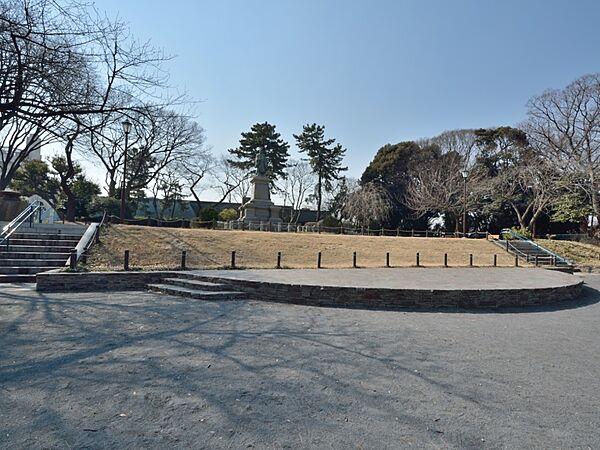 【周辺】掃部山公園　400m　遊具が設置された広場、池を配した和風庭園、横浜能楽堂が建てられています。春にはお花見を楽しめます。 