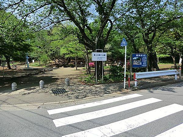 【周辺】梶ヶ谷第1公園　77m　大きめの複合遊具や駆け回れる広場、スプリング遊具、砂場もある広い公園。桜の名所として知られています。 