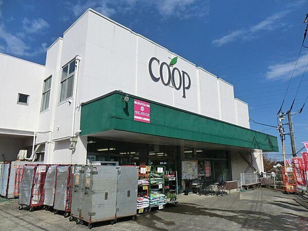 【周辺】ユーコープ杉田店　700m　食べ物の安心はもとより、安心して暮らせる地域社会をめざすコープのお店。 
