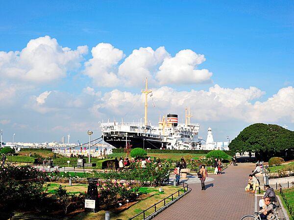 【周辺】山下公園　650m　横浜ベイブリッジや港を行き交う船の眺めがロマンチックな誰もが知っている公園。 