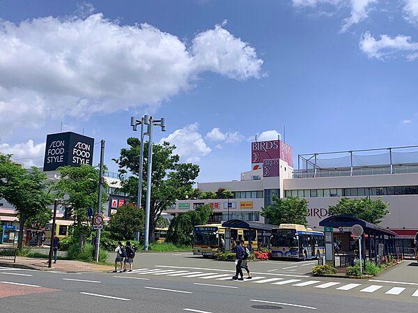 【周辺】JR根岸線『港南台』駅　800m　駅前には多彩な商業施設があり、お買い物に便利。「横浜」駅へは約25分。都心へのアクセスも良好です。 