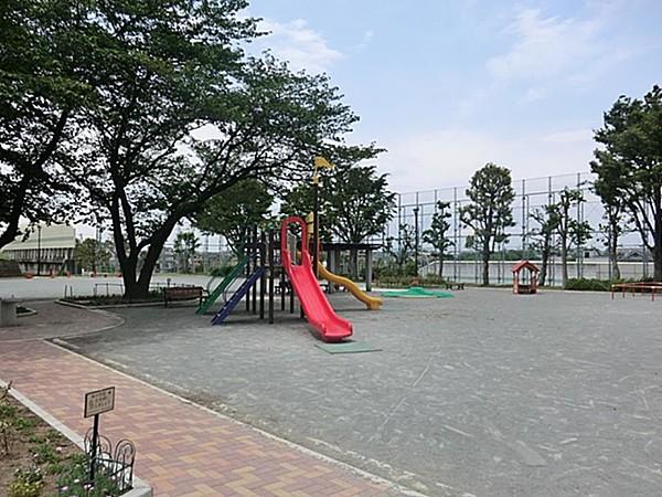 【周辺】瀬戸ヶ谷町公園　100m　遊具広場やボール広場は広々、走り回ったり体を動かすのにいい公園です。 