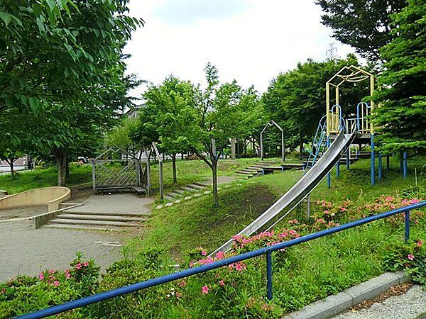 【周辺】東山田やまびこ公園　550m　住宅街の十分な広さの公園です。複合滑り台、ブランコ、砂場、運動広場があります。 