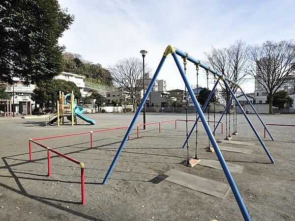 【周辺】宮ケ谷公園　350m　綺麗に整備された公園内には、複合遊具やブランコなどもあり遊具も充実しています。 