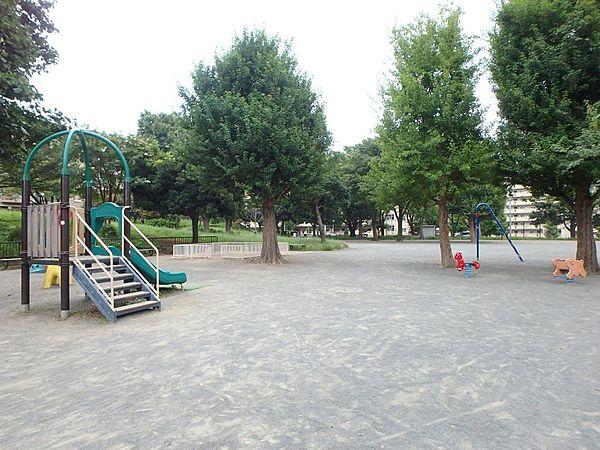 【周辺】六ツ川三丁目公園　350m　大木に囲まれた木漏れ日が優しい公園。お子様が安心して遊べる遊具もあります。    