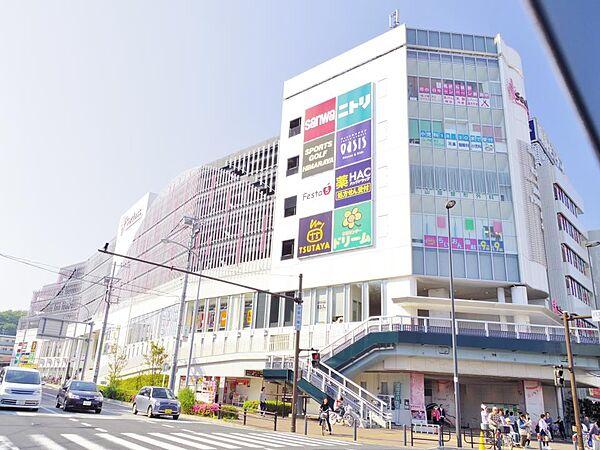 【周辺】サクラス戸塚　1700m　スーパー「sanwa」やインテリア「ニトリ」などが集う、毎日の暮らしに便利なショッピングセンター。 