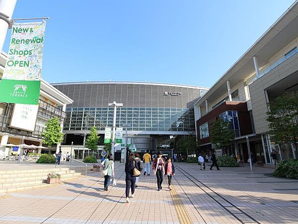 【周辺】東急田園都市線『たまプラーザ』駅　880m　駅周辺はおしゃれな住宅街として知られています。 
