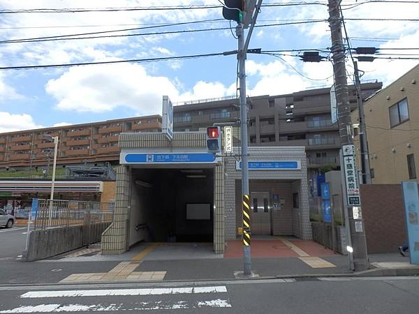 【周辺】ターミナル「横浜」駅へ直通約24分。上大岡駅で京急線や、戸塚駅でJRに乗り換え時短も可能。駅周辺はコンビニとクリニックビルがあり、静かな住宅地です。