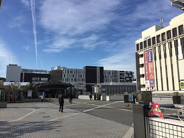 【周辺】戸塚駅　1360m　ＪＲ東海道線・横須賀線・湘南新宿ライン・ブルーラインの4路線乗り入れ。品川へ乗り換え無し約27分。 