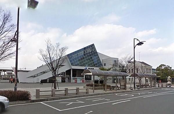 【周辺】栗東駅(JR 東海道本線)まで111m、日中時間帯は1時間あたり約4本停車します。朝時間帯は本数が多くなります。