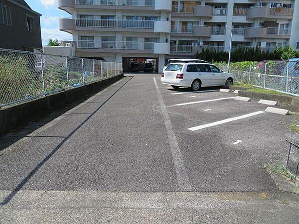 【駐車場】平面駐車場となっておりますのでお車の出し入れもスムーズです。