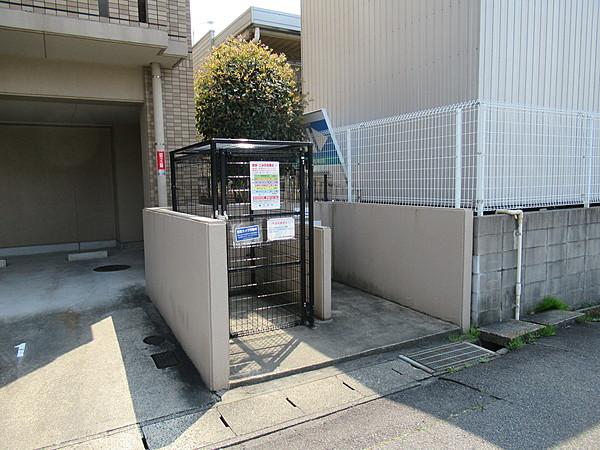 【駐車場】マンションの前にはごみ置場が設置されているので、日々のゴミ出しが近くて便利ですね。また柵も設置されているので、安心ですね。