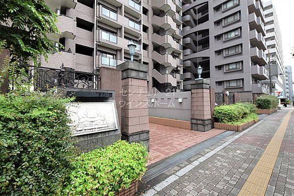 【外観】始発駅でもある2路線利用可能なJR京浜東北線「南浦和」駅徒歩5分。駅チカ且つ、スーパーやコンビニ、買い物施設も充実している便利な住環境です。